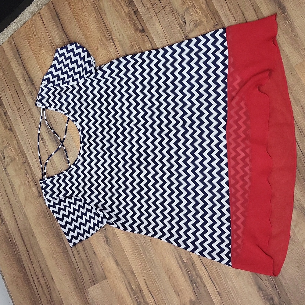 SIGNATURE STUDIO Contemorary Style Red White Blue Chevron Short Sleeve Tunic Top - Picture 4 of 6